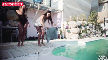 Due belle ragazze si leccano la fica a vicenda in piscina