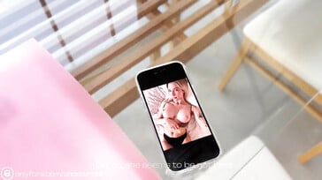 Ik betrap mijn huisgenoot op mijn foto's terwijl hij masturbeert