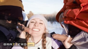 Angel Youngs part au ski et finit par baiser avec ses deux amis