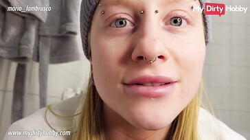 Une blonde tatouée se masturbe secrètement dans la salle de bain
