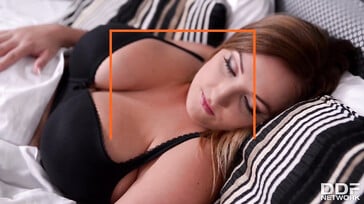 बड़े स्तन वाली रूममेट एक लंड साझा करती हैं