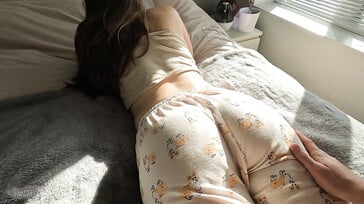 Was für einen schönen Arsch meine Stiefschwester mit diesen Pyjamas macht
