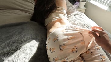 Wat een lekkere kont maakt mijn stiefzus met die pyjama