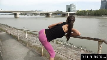 Mooie jogger masturbeert in een openbaar park