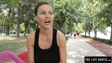 सुंदर जॉगर सार्वजनिक पार्क में हस्तमैथुन करती है
