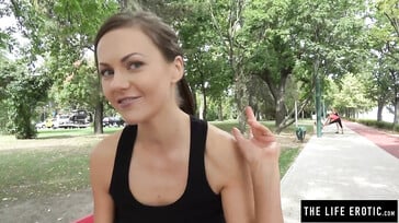 Une jolie joggeuse se masturbe dans un parc public