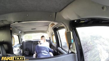 Nederlandse MILF heeft een geweldige tijd in de taxi