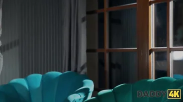 Ele flagra a namorada do filho se masturbando no quarto.
