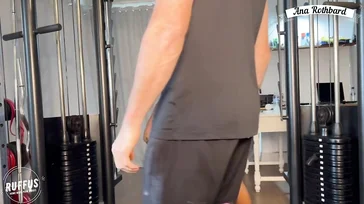 L'istruttrice di palestra mette in mostra il suo corpo sexy con quei leggings...