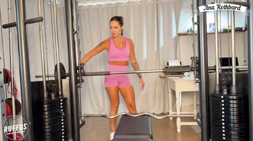 L'istruttrice di palestra mette in mostra il suo corpo sexy con quei leggings...