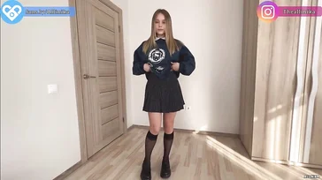 La mia ragazza mi fa una sega con le mutandine in mano e poi si lascia scopare.