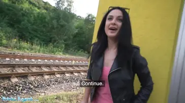 Se deja follar por un desconocido en una estacion de tren abandonada ... !!