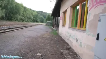Se deja follar por un desconocido en una estacion de tren abandonada ... !!