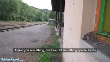 Se deja follar por un desconocido en una estacion de tren abandonada ... !!