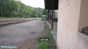 Se deja follar por un desconocido en una estacion de tren abandonada ... !!
