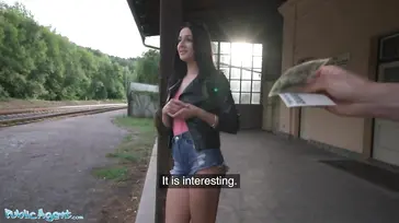 Se deja follar por un desconocido en una estacion de tren abandonada ... !!