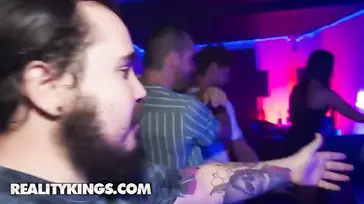 Fiesta caliente en casa de unos colegas acaba con una follada salvaje