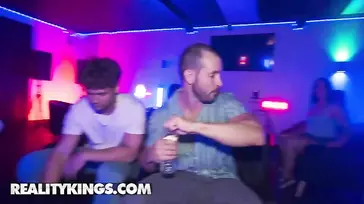 Fiesta caliente en casa de unos colegas acaba con una follada salvaje