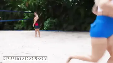 Este chico alucina con las tetas y el culo gordo de la chica del parque