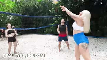 Este chico alucina con las tetas y el culo gordo de la chica del parque