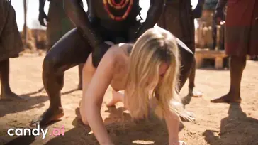 Eine wunderschöne Fotografin, umgeben von attraktiven schwarzen Männern in einem afrikanischen Stamm