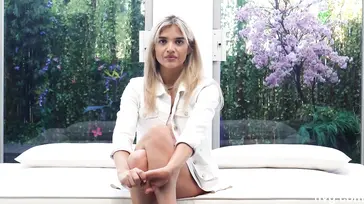 Eine blonde MILF geht nur aus Lust am Nervenkitzel zu einem Pornocasting: Was für eine tolle Zeit sie dabei hat!