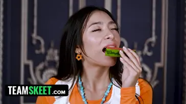 Pareja morbosa follando junto a la mesa de la comida con velas y gemidos