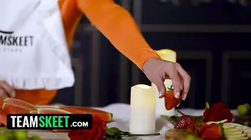 Pareja morbosa follando junto a la mesa de la comida con velas y gemidos