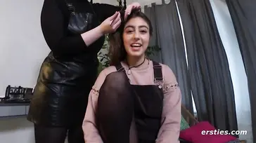 Cuatro chicas amateur lesbianas comparten piso ... y se comen el coño