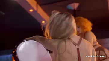 Una chica del público recibe una comida de coño en un live show lésbico