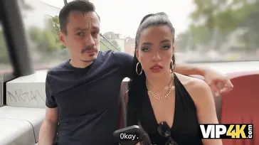 Conocen a un desconocido en el tren que les ofrece dinero por follar