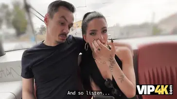 Conocen a un desconocido en el tren que les ofrece dinero por follar