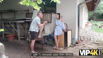 Una chica pincha la rueda de la bici ... y recibe una comida de coño y follada!