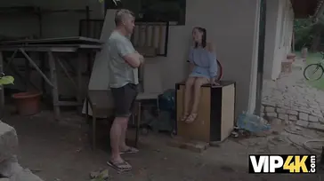 Una chica pincha la rueda de la bici ... y recibe una comida de coño y follada!