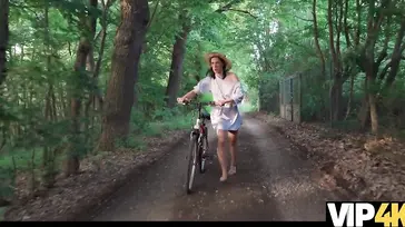 Una chica pincha la rueda de la bici ... y recibe una comida de coño y follada!