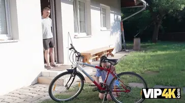 Una chica pincha la rueda de la bici ... y recibe una comida de coño y follada!