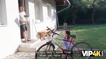 Una chica pincha la rueda de la bici ... y recibe una comida de coño y follada!