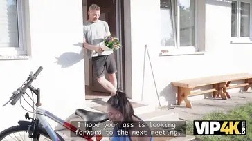 Una chica pincha la rueda de la bici ... y recibe una comida de coño y follada!