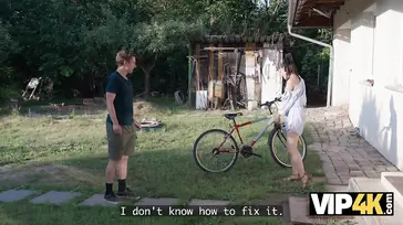 Una chica pincha la rueda de la bici ... y recibe una comida de coño y follada!