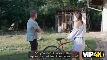 Una Chica Pincha La Rueda De La Bici Y Recibe Una Comida De Coño Y Follada