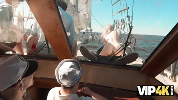 La sesión de fotos en alta mar acaba con una follada al aire libre ... !!