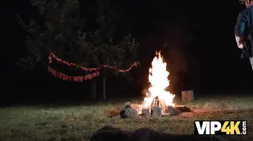Frisch verheiratet und schon bei einer Orgie mit Fremden: Was für eine Schlampe!!