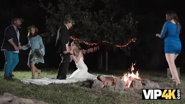 Frisch verheiratet und schon bei einer Orgie mit Fremden: Was für eine Schlampe!!