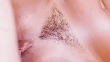 Sie erwischt ihren Stiefbruder dabei, wie er mit ihrer Unterwäsche masturbiert ... wie pervers!