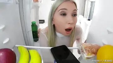 Ma demi-sœur avec un fessier incroyable en ouvrant le frigo... ouf