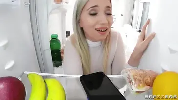 Ma demi-sœur avec un fessier incroyable en ouvrant le frigo... ouf