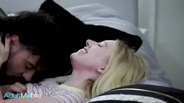 Die Blondine hat zwar einen Freund, lässt ihre Mitbewohnerin aber problemlos bei sich schlafen...!!